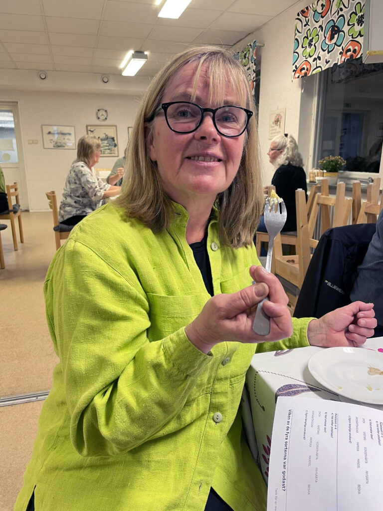 Lise-Lotte Björkman, trädgårdsrådgivare på Riksförbundet Svensk Trädgård, ledde potatisprovningen hos Karlstads Trädgårdssällskap.